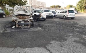 Rebibbia, molotov contro le auto della polizia penitenziaria