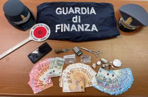Terni - Guardia di finanza - La droga e i soldi sequestrati