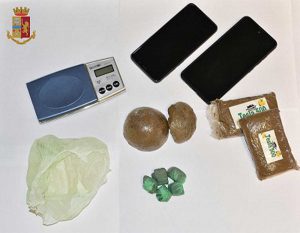 Viterbo - La droga e il bilancino di precisione sequestrati dalla polizia