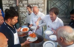 Bagnoregio - Le autorità servono la cena ai volontari della croce rossa