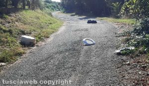 Ronciglione - Immondizia in mezzo alla strada per Pian del Fico