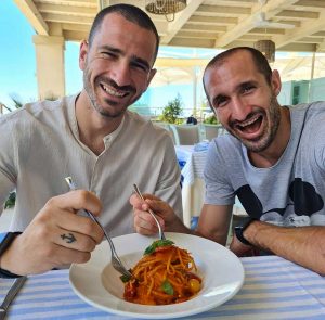 Bonucci e Chiellini di fronte a un piatto di pasta