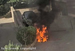 In fiamme motorino e auto in via della Mazzetta
