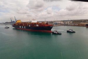 Secondo accosto di una nave portacontainer da 330 metri nel porto di Civitavecchia
