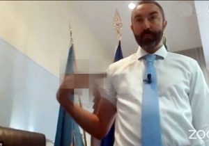 Il consigliere regionale Barillari si "vaccina" con una pistola
