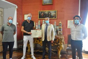 Il sindaco Giovanni Arena consegna un attestato di merito all'allenatore Fulvio Colini