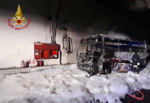 Lecco - Autobus in fiamme in galleria