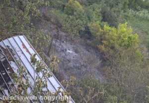 Civita Castellana - Sterpaglie in fiamme in via Belvedere Falerii Veteres