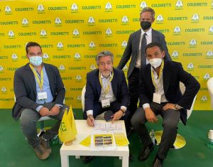 Coldiretti - La firma della petizione da parte del sottosegretario Battistoni