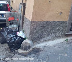VIterbo - Abbandono di rifiuti in via dell'Arcaccio