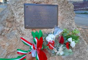 Tarquinia - Fiori sotto alla targa in memoria di Falcone e Borsellino