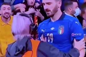 Leonardo Bonucci scambiato per un invasore di campo
