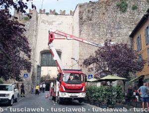 Viterbo - Cadono calcinacci dalle mura castellane di porta della Verità