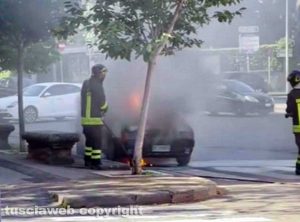 Viterbo - Auto in fiamme a piazza Crispi