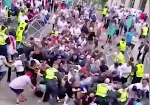 Londra - Gli scontri dei tifosi inglesi nei pressi dello stadio Wembley