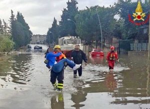 Nubifragio su Palermo - Vigili del fuoco al lavoro