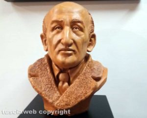 Viterbo - Il busto di Cardarelli realizzato da Capotosti