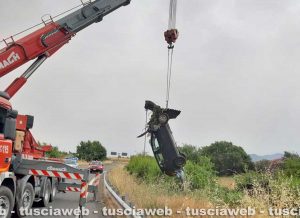 Vetralla - Incidente sulla superstrada - I vigili del fuoco recuperano la macchina