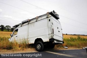 Viterbo - Il furgone fuori strada sulla Cassia Nord