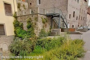 Viterbo - Incuria tra palazzo di Vico e via San Clemente
