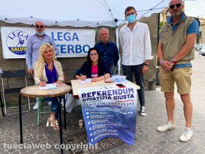 Viterbo - Il banchetto della Lega con i consiglieri Valter Merli, Stefano Evangelista e Stefano Caporossi