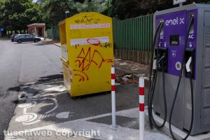 Viterbo - La colonnina per la ricarica delle auto elettriche in via Carlo Cattaneo