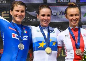 Podio linea femminile di ciclismo - A sinistra Elisa Longo Borghini