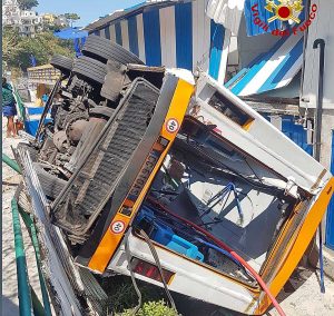 Capri - Il bus precipitato a Marina Grande