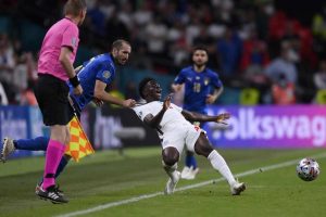 Euro2020 - La trattenuta di Chiellini ai danni di Saka