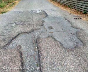 Viterbo - Manto dissestato in strada della Capretta