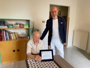 Civitavecchia - Il sindaco Tedesco col centenario Ennio Mammola