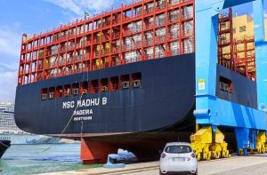 La portacontainer MSC Madhu B al porto di Civitavecchia