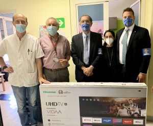 La delegazione dell'ordine Costantiniano consegna un televisore all'ospedale Umberto I di Roma