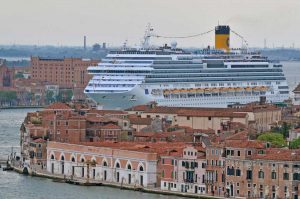 Venezia - Grandi navi nella laguna