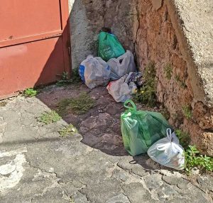 Caprarola - I rifiuti abbandonati nonostante il cartello