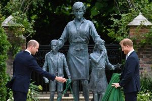 Londra - Una statua per i 60 anni di lady Diana, presenti i figli William e Harry