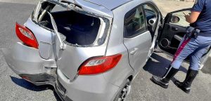 La Mazda sequestrata dalla polizia dopo l’arresto del conducente