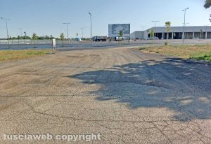 Viterbo - La strada che porta al cimitero ridotta a un colabrodo