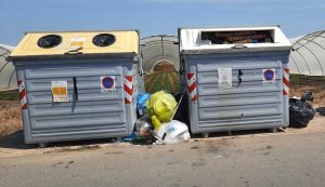 Montalto di Castro - I secchio pieni di immondizia