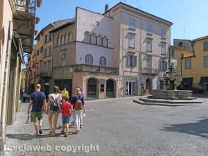 Viterbo - Turisti nel centro storico a Ferragosto