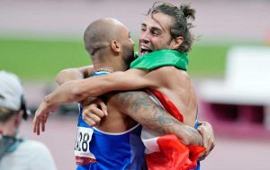 Tokyo - L'abbraccio tra Marcell Jacobs e Gianmarco Tamberi