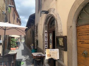 Viterbo - La vetrina del negozio Bizzarri danneggiata dai vandali