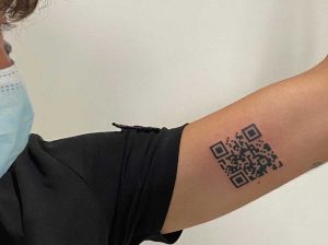 22enne si tatua sul braccio il codice del green pass