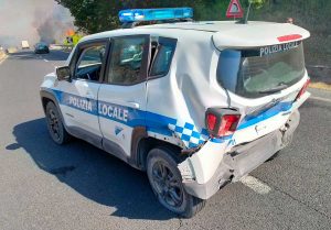 Vasanello - L'auto della polizia locale tamponata