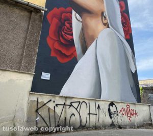 Viterbo - La scritta "Kitsch" sotto il murale "La tua Rosa" in via Francesco Baracca