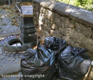 Viterbo - Immondizia sul Ponte del Paradosso