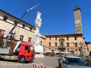 La macchina di Santa Rosa a piazza del Comune