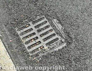 Viterbo - Asfalto nei tombini nel quartiere Santa Lucia