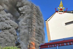Milano - L'incendio del palazzo di 16 piani