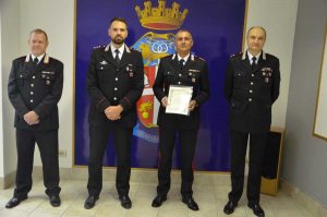 Rieti - La targa consegnata al brigadiere capo qualifica speciale Antonio Di Fiore